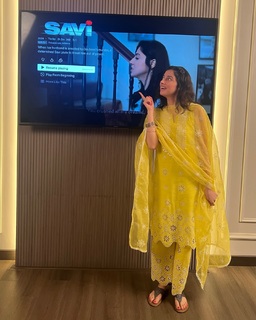 Divya Khossla feet photo thumbnail