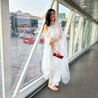 Divya Khossla feet photo thumbnail