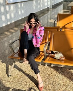 Divya Khossla feet photo thumbnail