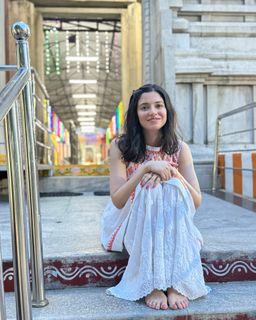 Divya Khossla feet photo thumbnail