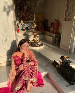 Divya Khossla feet photo thumbnail