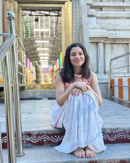 Divya Khossla feet photo thumbnail