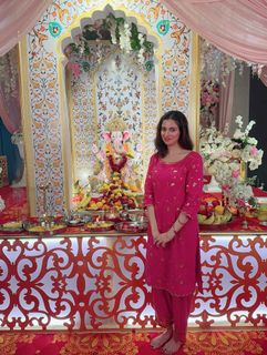 Divya Khossla feet photo thumbnail