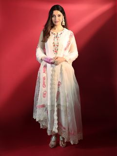 Divya Khossla feet photo thumbnail