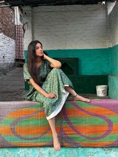 Divya Khossla feet photo thumbnail