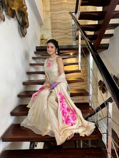 Divya Khossla feet photo thumbnail