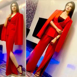 Divyanka Tripathi feet photo thumbnail