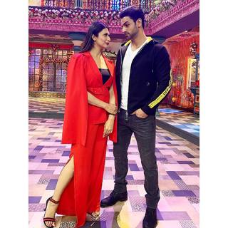 Divyanka Tripathi feet photo thumbnail