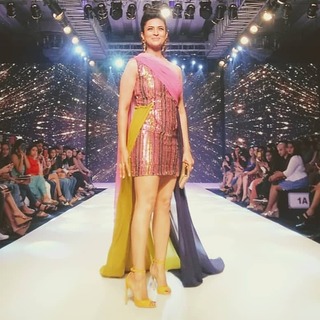 Divyanka Tripathi feet photo thumbnail