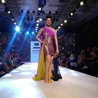 Divyanka Tripathi feet photo thumbnail