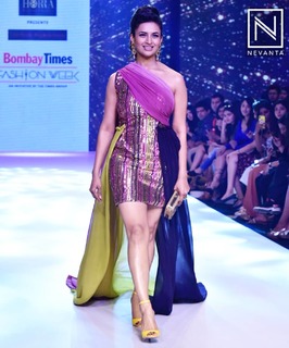 Divyanka Tripathi feet photo thumbnail