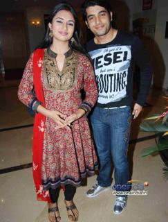 Divyanka Tripathi feet photo thumbnail