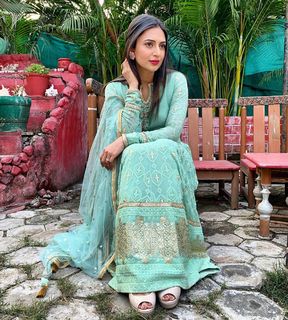 Divyanka Tripathi feet photo thumbnail