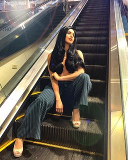 Divyanka Tripathi feet photo thumbnail