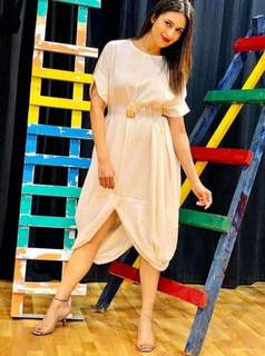 Divyanka Tripathi feet photo thumbnail