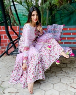 Divyanka Tripathi feet photo thumbnail