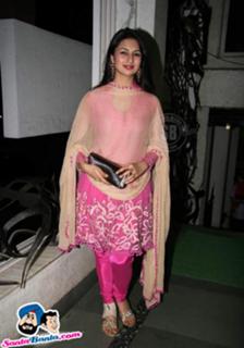 Divyanka Tripathi feet photo thumbnail