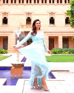 Divyanka Tripathi feet photo thumbnail
