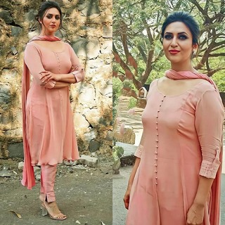 Divyanka Tripathi feet photo thumbnail