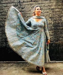 Divyanka Tripathi feet photo thumbnail