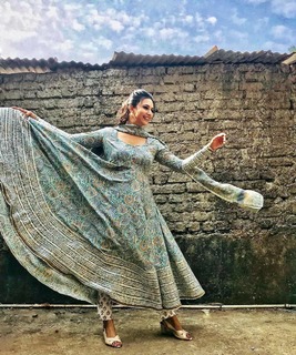 Divyanka Tripathi feet photo thumbnail