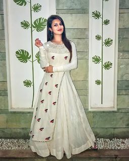 Divyanka Tripathi feet photo thumbnail