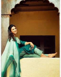 Divyanka Tripathi feet photo thumbnail