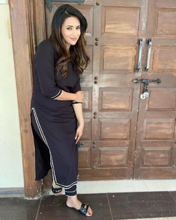 Divyanka Tripathi feet photo thumbnail