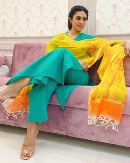 Divyanka Tripathi feet photo thumbnail