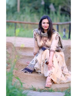 Divyanka Tripathi feet photo thumbnail