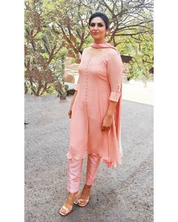 Divyanka Tripathi feet photo thumbnail