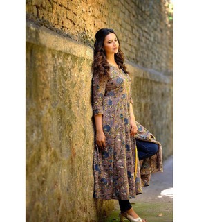 Divyanka Tripathi feet photo thumbnail