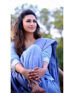 Divyanka Tripathi feet photo thumbnail