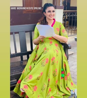 Divyanka Tripathi feet photo thumbnail