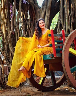 Divyanka Tripathi feet photo thumbnail
