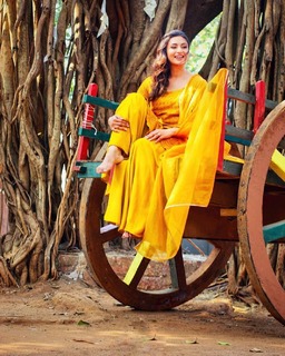 Divyanka Tripathi feet photo thumbnail