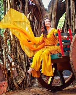 Divyanka Tripathi feet photo thumbnail