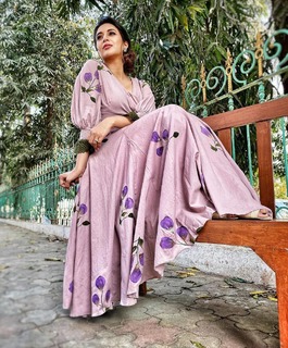 Divyanka Tripathi feet photo thumbnail