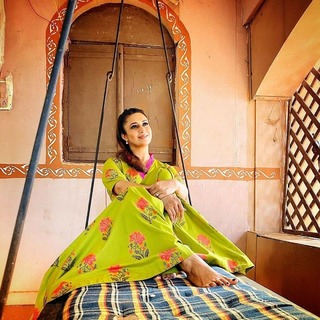 Divyanka Tripathi feet photo thumbnail