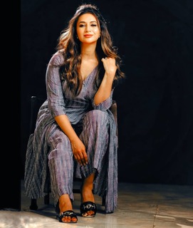 Divyanka Tripathi feet photo thumbnail