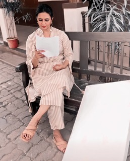 Divyanka Tripathi feet photo thumbnail