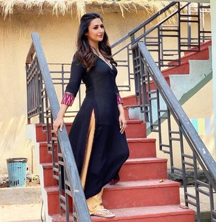 Divyanka Tripathi feet photo thumbnail