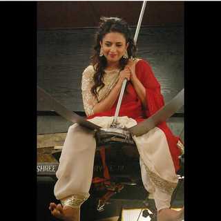 Divyanka Tripathi feet photo thumbnail