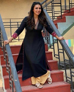 Divyanka Tripathi feet photo thumbnail