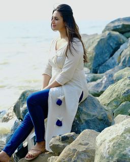 Divyanka Tripathi feet photo thumbnail