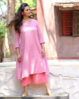 Divyanka Tripathi feet photo thumbnail