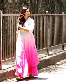 Divyanka Tripathi feet photo thumbnail