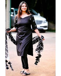 Divyanka Tripathi feet photo thumbnail