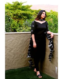 Divyanka Tripathi feet photo thumbnail