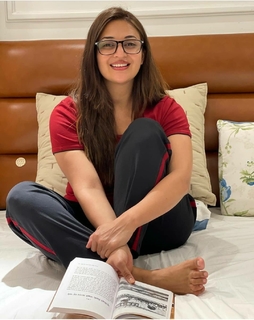 Divyanka Tripathi feet photo thumbnail